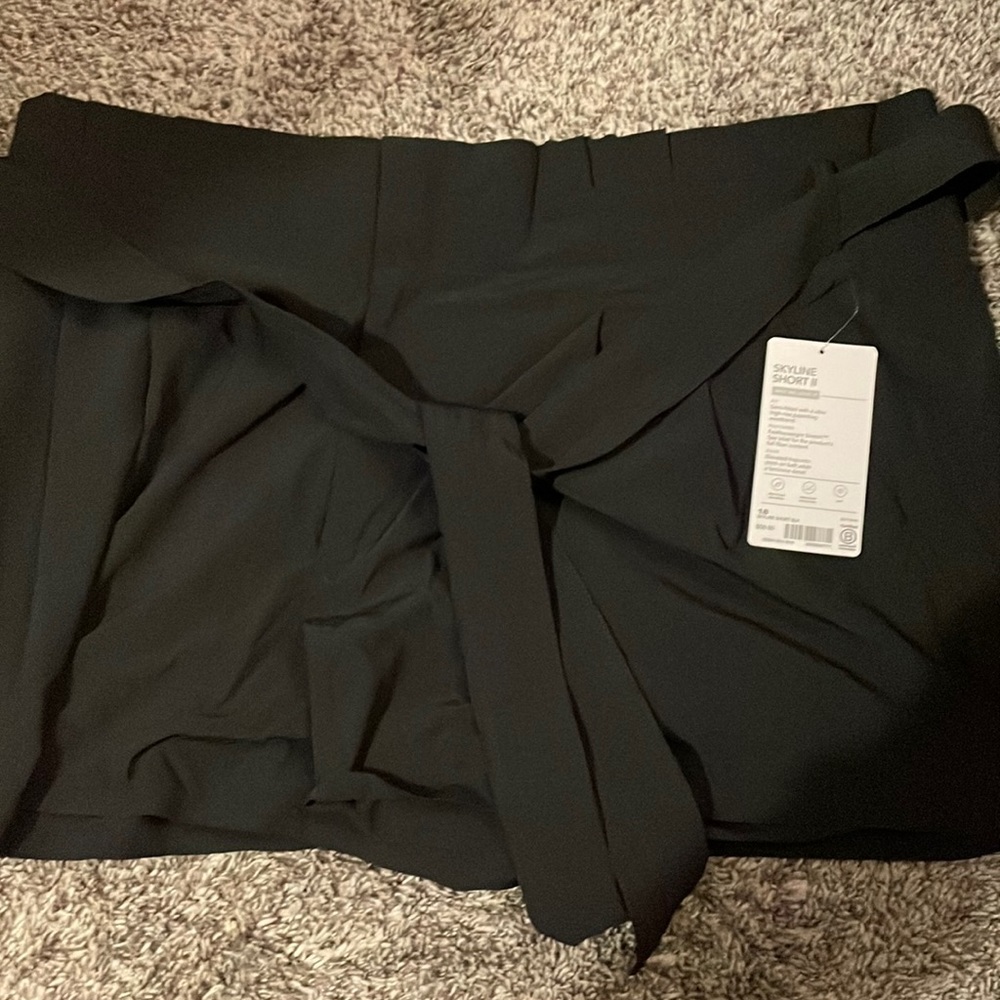 Athleta black Skyline II Shorts NWT Black Size 18